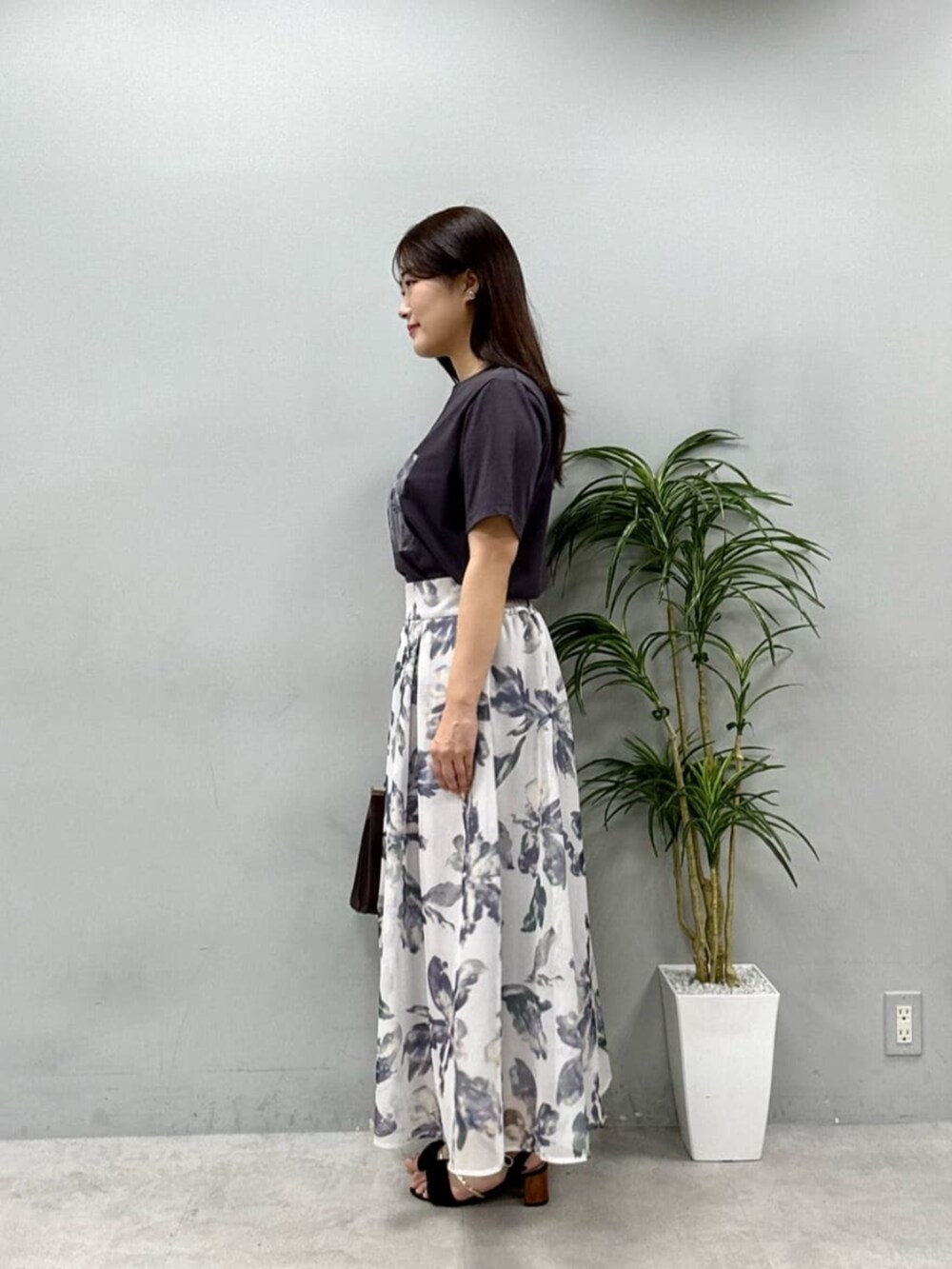 ホワイト系のスカート、その他のTシャツ/カットソーを着用したレディースの夏コーディネートの3枚目の写真