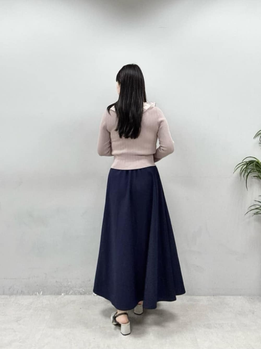 ホワイト系のショルダーバッグ、ピンク系のニット/セーターを着用したレディースの春コーディネートの3枚目の写真