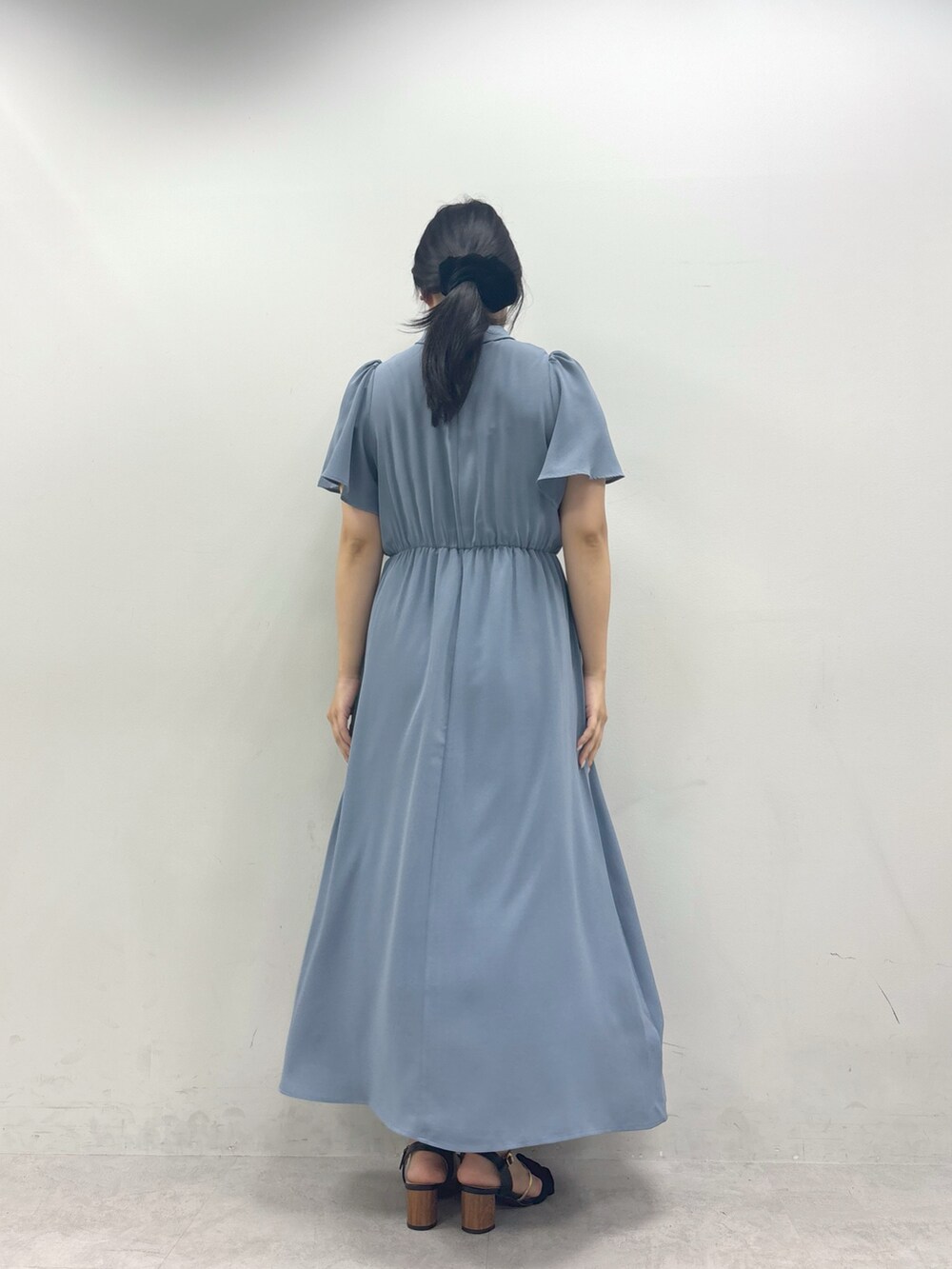 ブルー系のワンピースを着用したレディースの春コーディネートの3枚目の写真