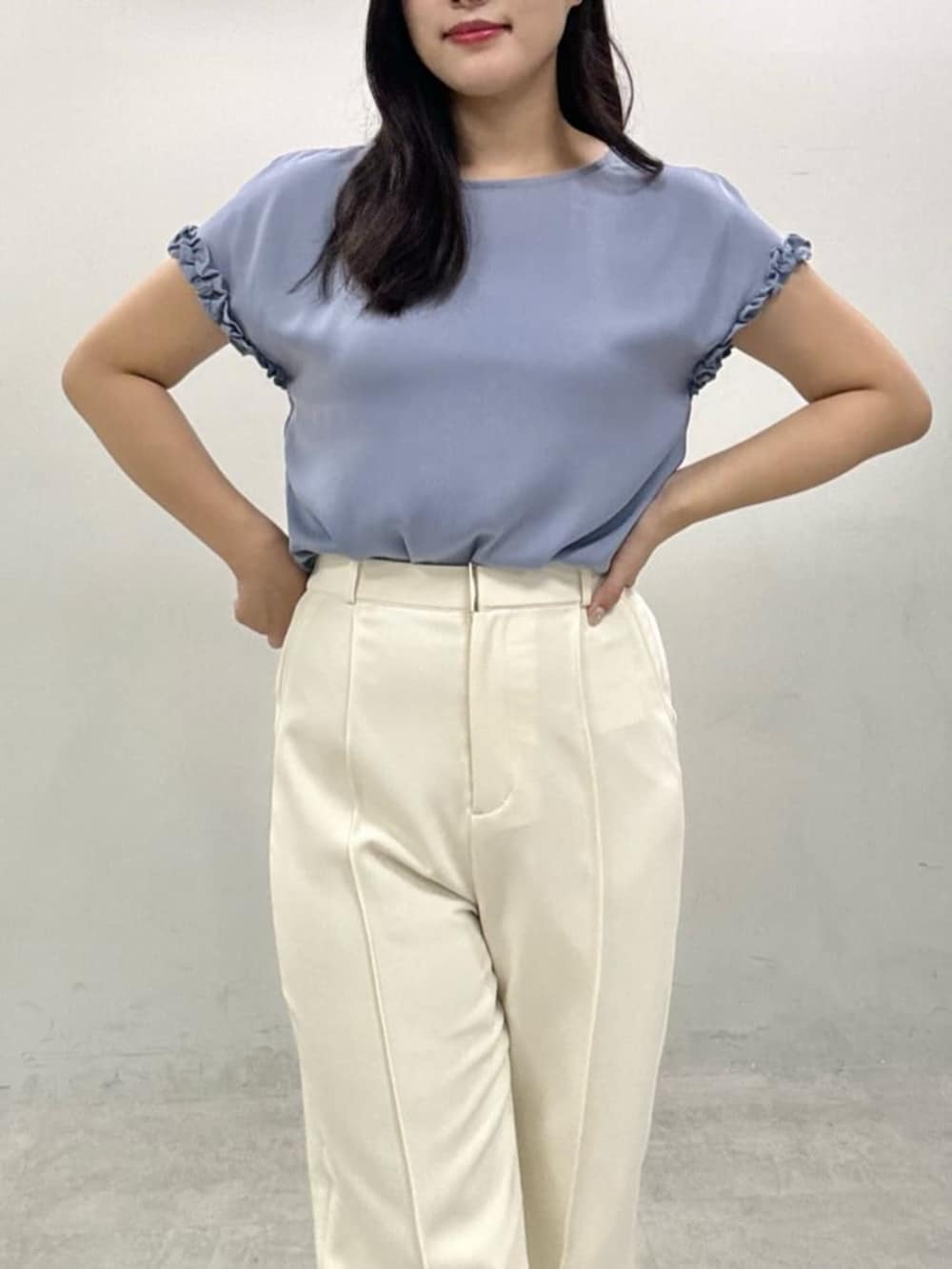 ホワイト系のその他パンツ、ブルー系のシャツ/ブラウスを着用したレディースの夏コーディネートの5枚目の写真