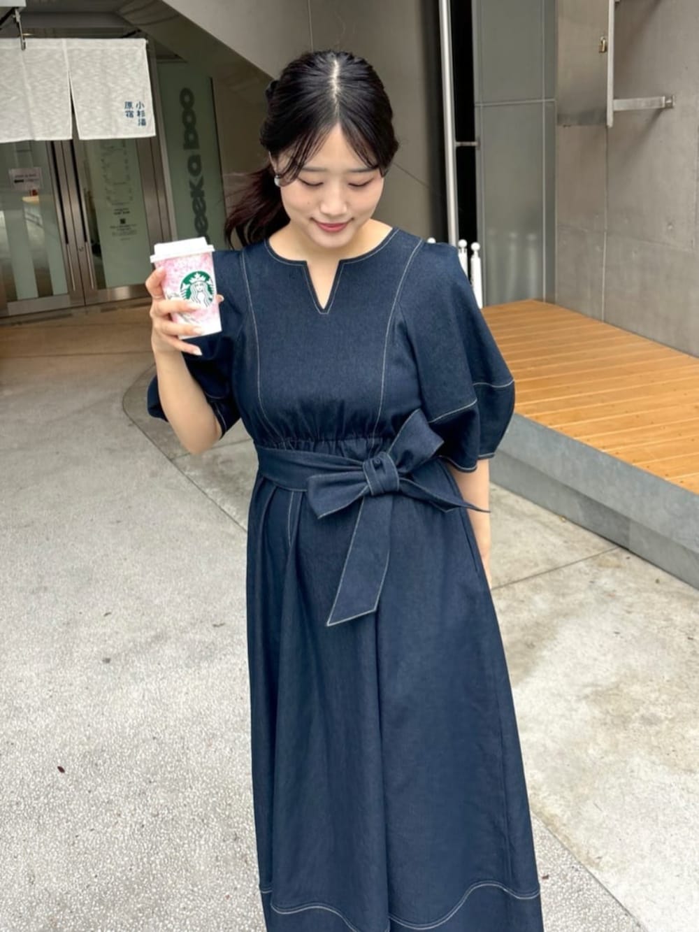 ブルー系のワンピースを着用したレディースの冬コーディネートの3枚目の写真