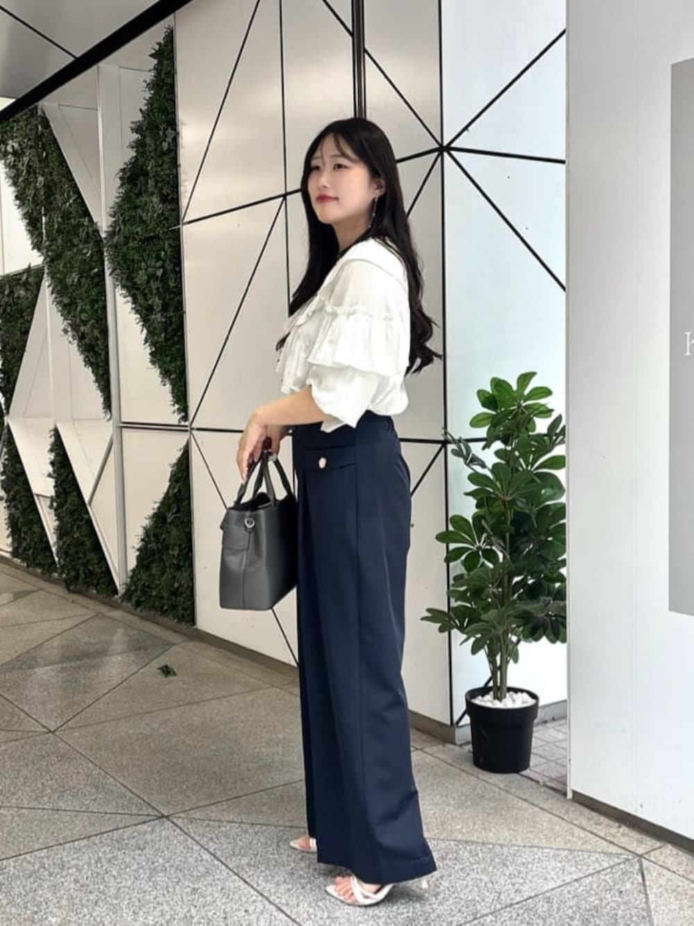 ホワイト系のシャツ/ブラウス、ブルー系のその他パンツ、グレー系のハンドバッグを着用したレディースの夏コーディネートの2枚目の写真