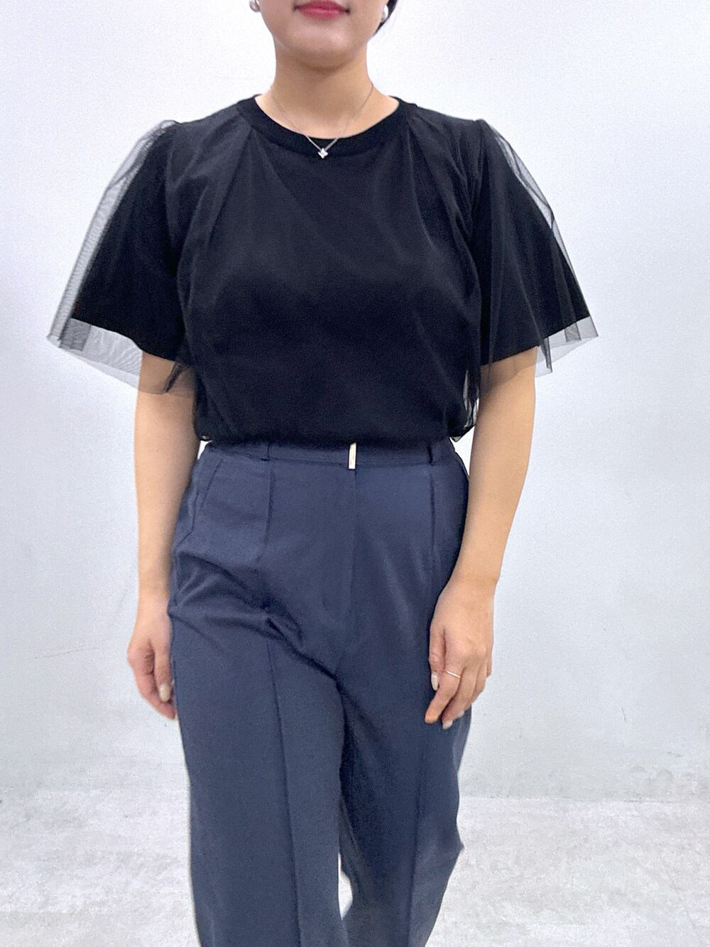 ブルー系のその他パンツ、ブラック系のニット/セーターを着用したレディースの春コーディネートの3枚目の写真