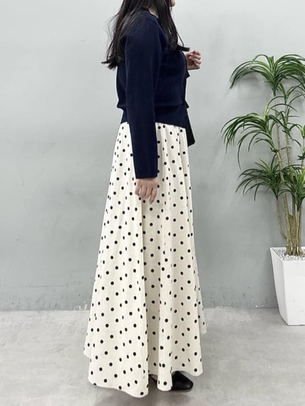 ブルー系のカーディガン/ボレロを着用したレディースの春コーディネートの3枚目の写真