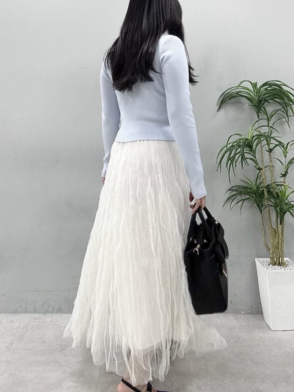 ホワイト系のスカート、ブルー系のカーディガン/ボレロを着用したレディースの春コーディネートの5枚目の写真