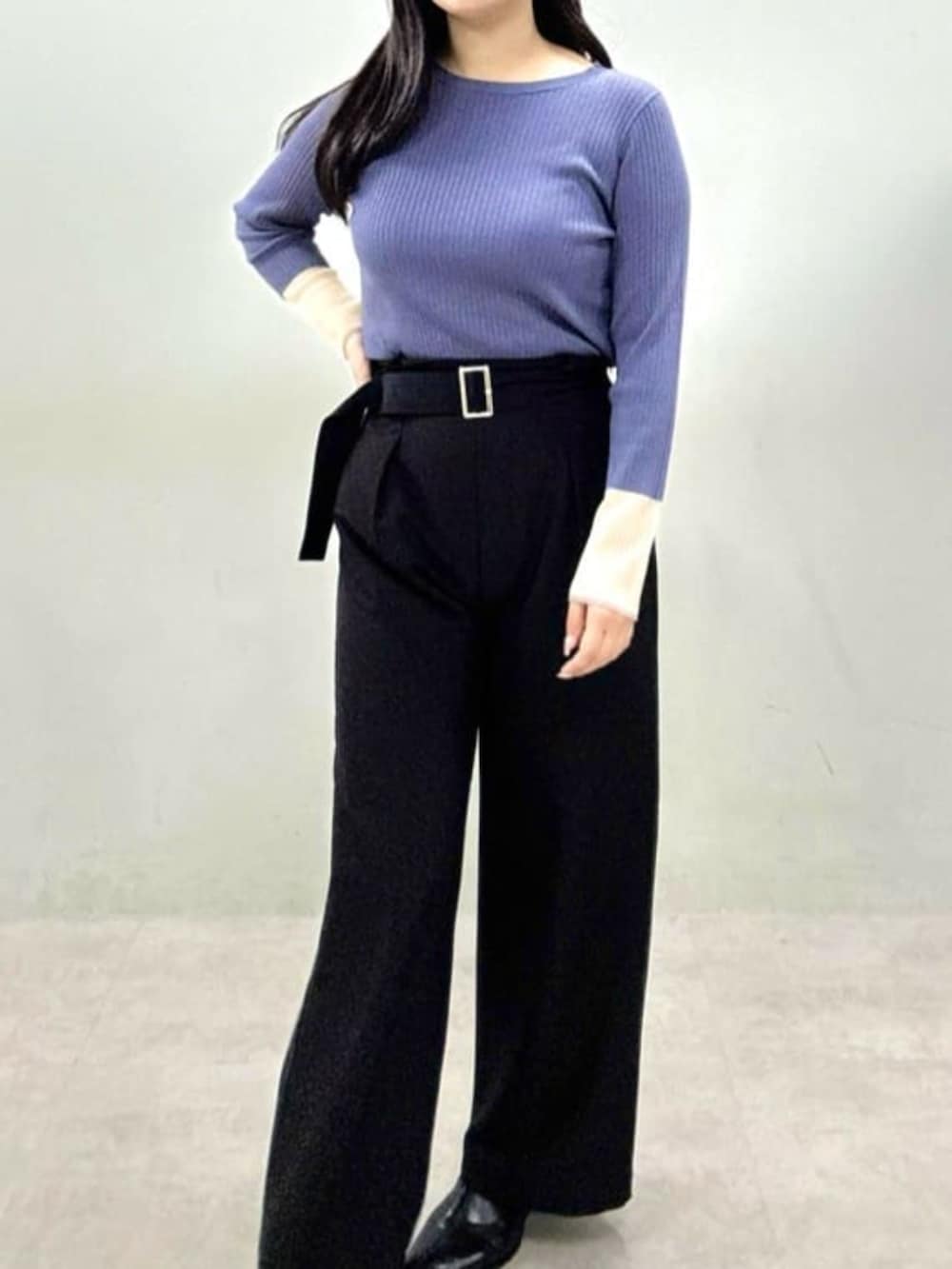 ブラック系のその他パンツを着用したレディースの秋コーディネートの3枚目の写真