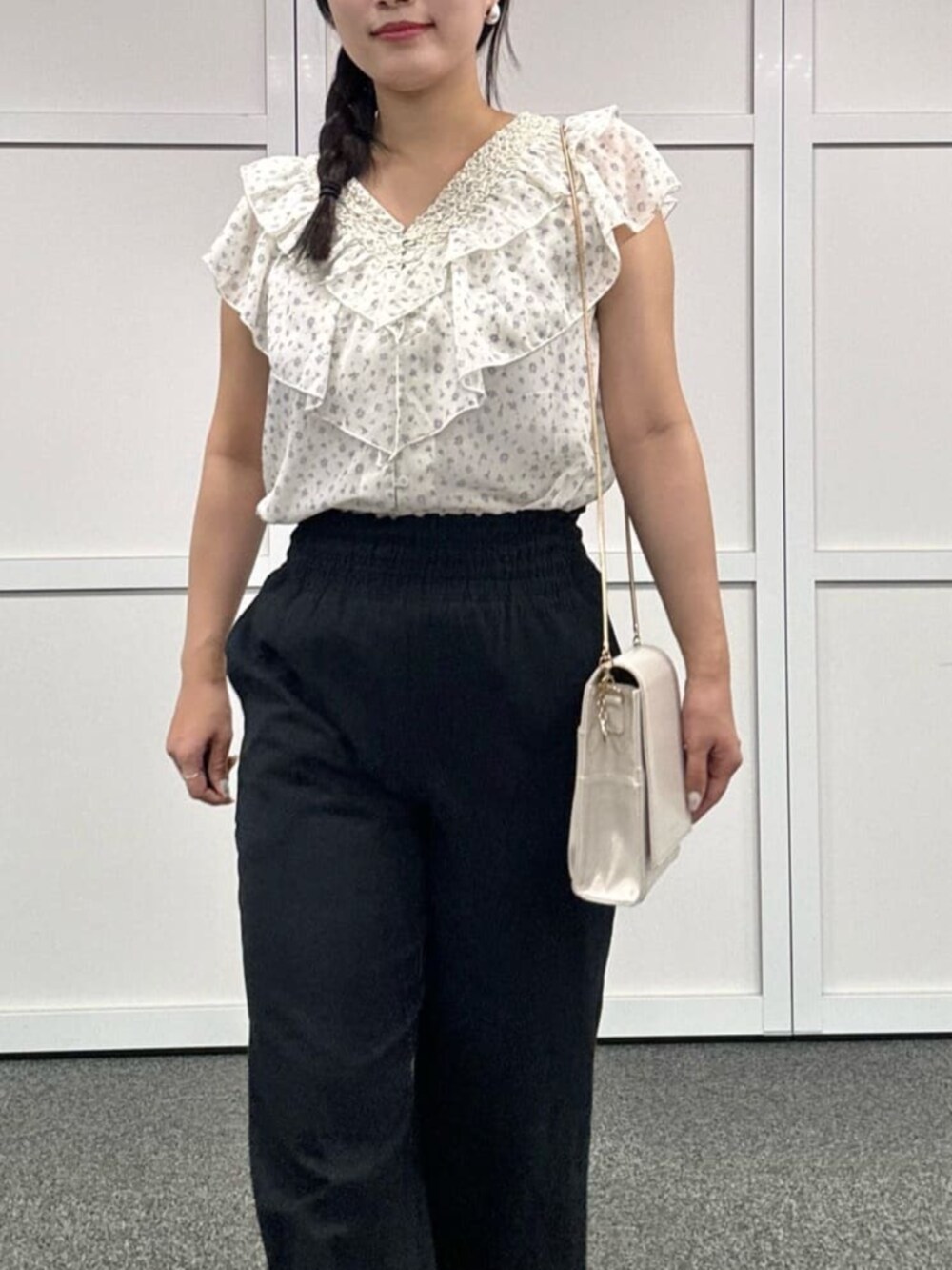 ブラック系のその他パンツ、その他のシャツ/ブラウスを着用したレディースの夏コーディネートの4枚目の写真