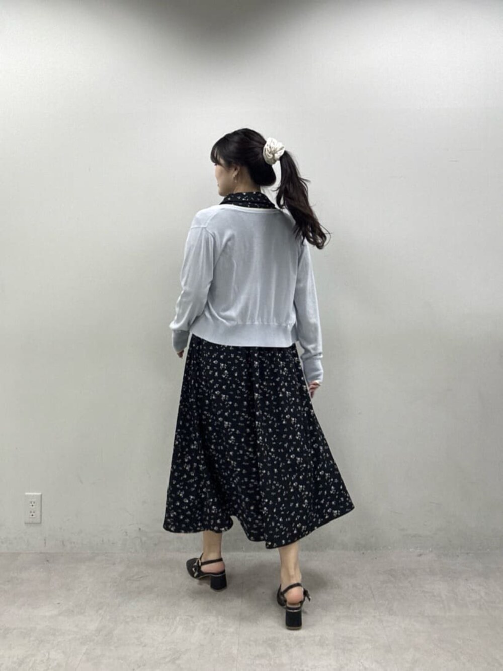 ブルー系のニット/セーター、その他のワンピースを着用したレディースの春コーディネートの5枚目の写真