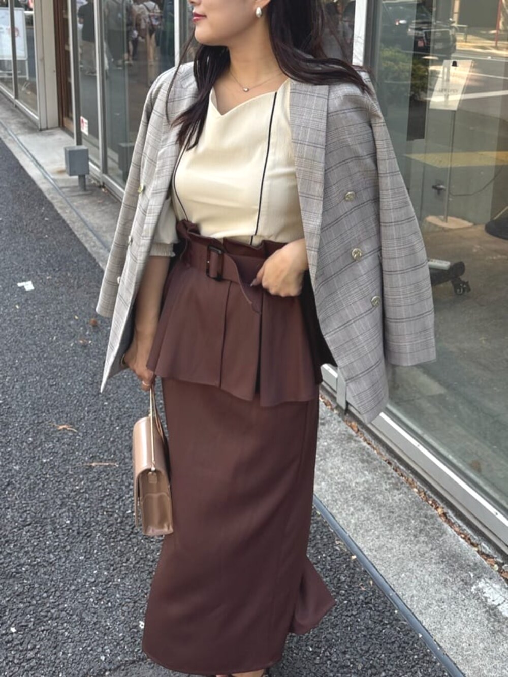 ベージュ系のショルダーバッグ、ホワイト系のシャツ/ブラウス、その他のテーラードジャケットを着用したレディースの秋コーディネートの5枚目の写真