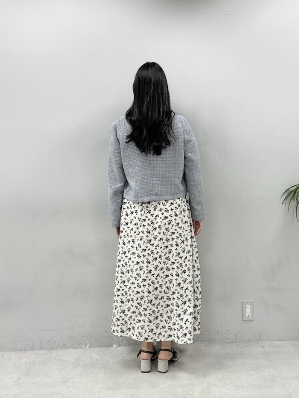 グレー系のサンダル、その他のワンピースを着用したレディースの冬コーディネートの3枚目の写真