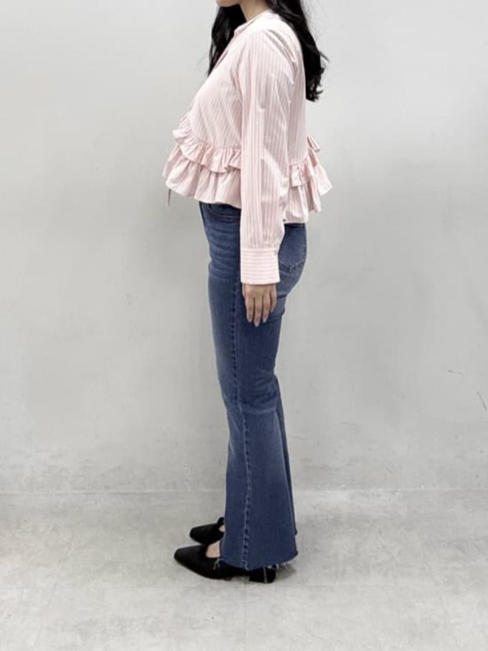 ブルー系のデニムパンツ、ブラック系のその他シューズ、ピンク系のシャツ/ブラウスを着用したレディースの冬コーディネートの2枚目の写真