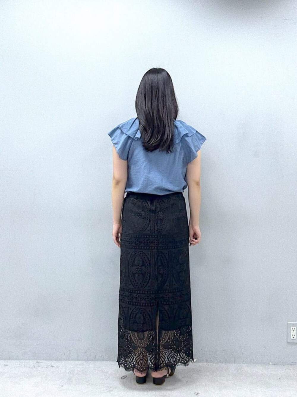 ブラック系のスカート、ブルー系のシャツ/ブラウスを着用したレディースの春コーディネートの3枚目の写真