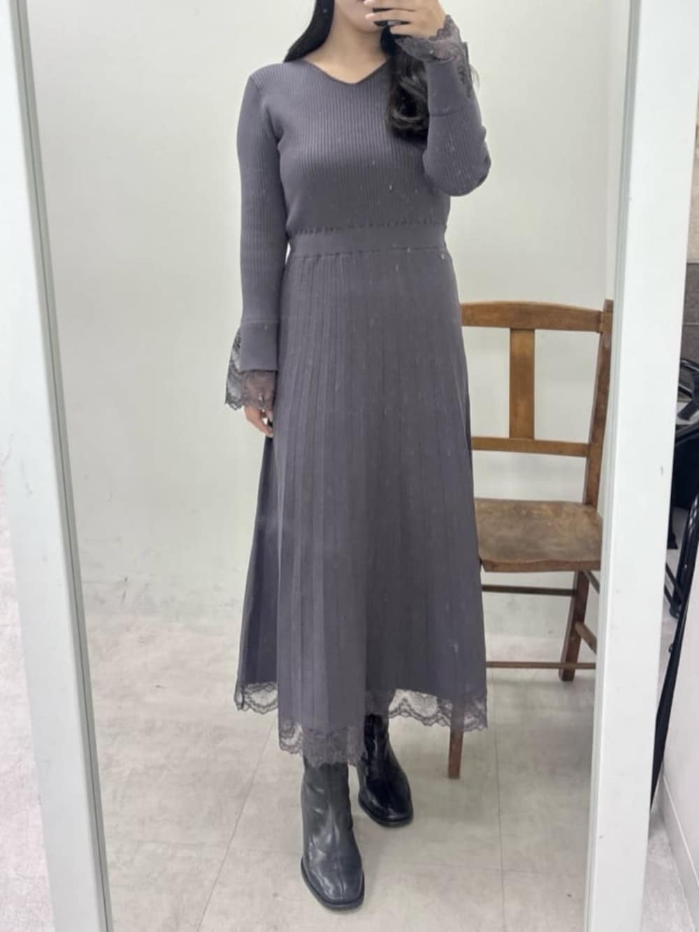 グレー系のワンピースを着用したレディースの冬コーディネートの3枚目の写真