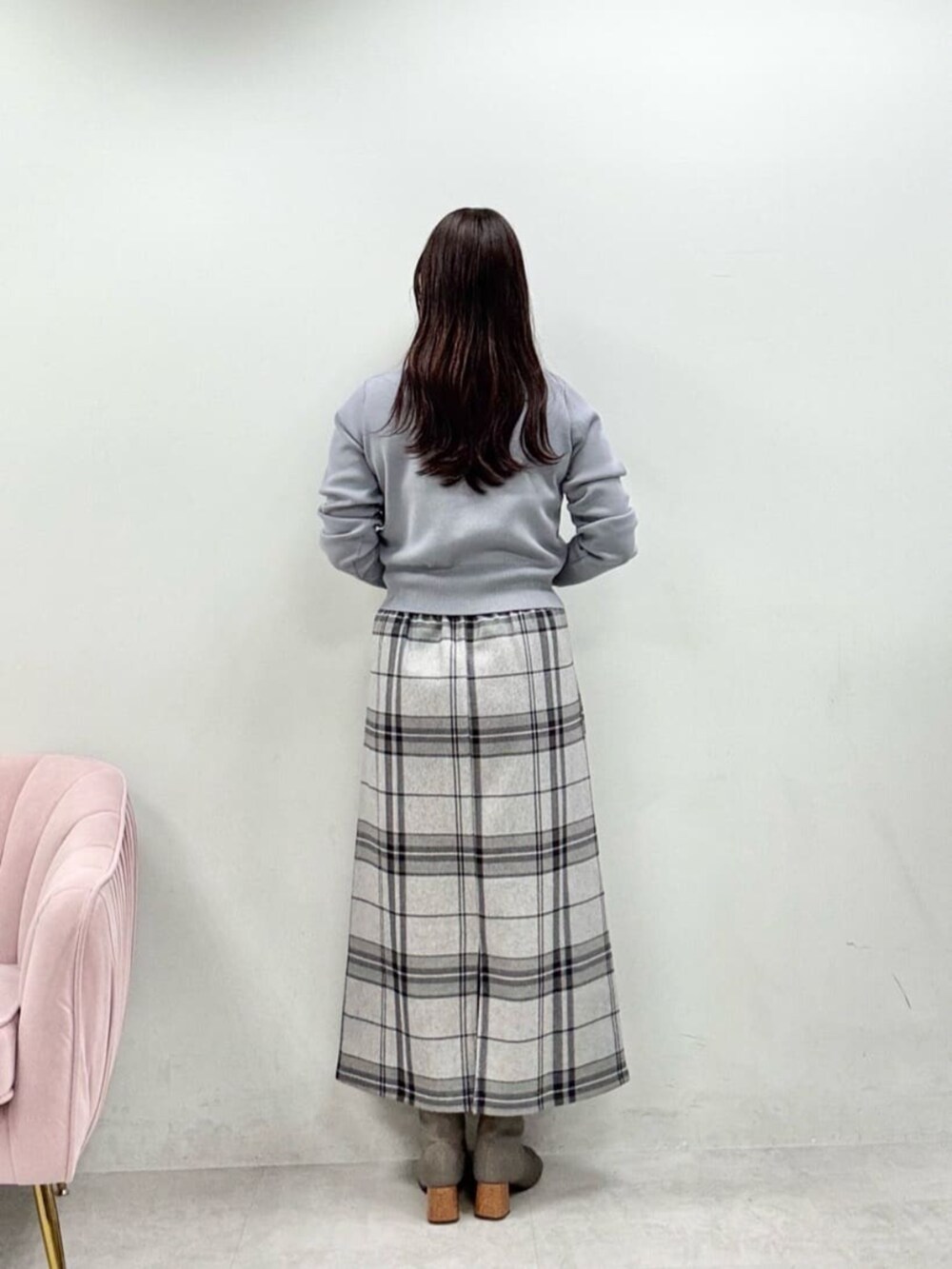 その他のスカート、ブルー系のカーディガン/ボレロを着用したレディースの秋コーディネートの3枚目の写真