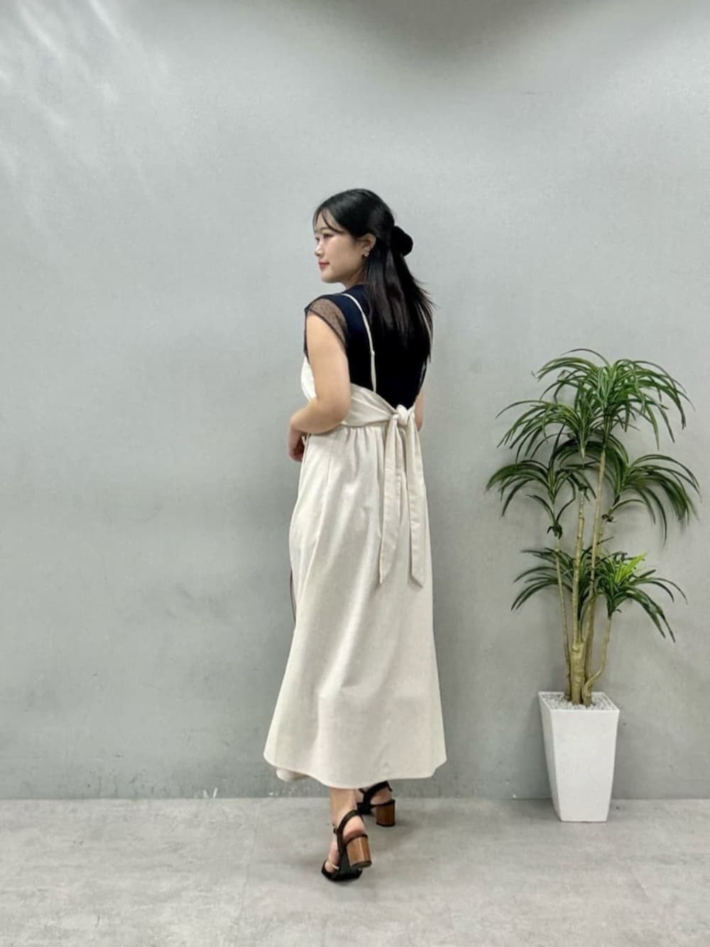 ホワイト系のワンピース、ブルー系のニット/セーターを着用したレディースの夏コーディネートの2枚目の写真