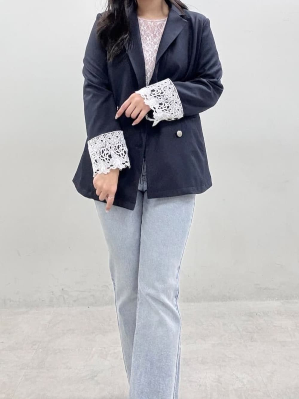 ピンク系のTシャツ/カットソー、ブルー系のデニムパンツ、ブルー系のテーラードジャケットを着用したレディースの冬コーディネートの2枚目の写真