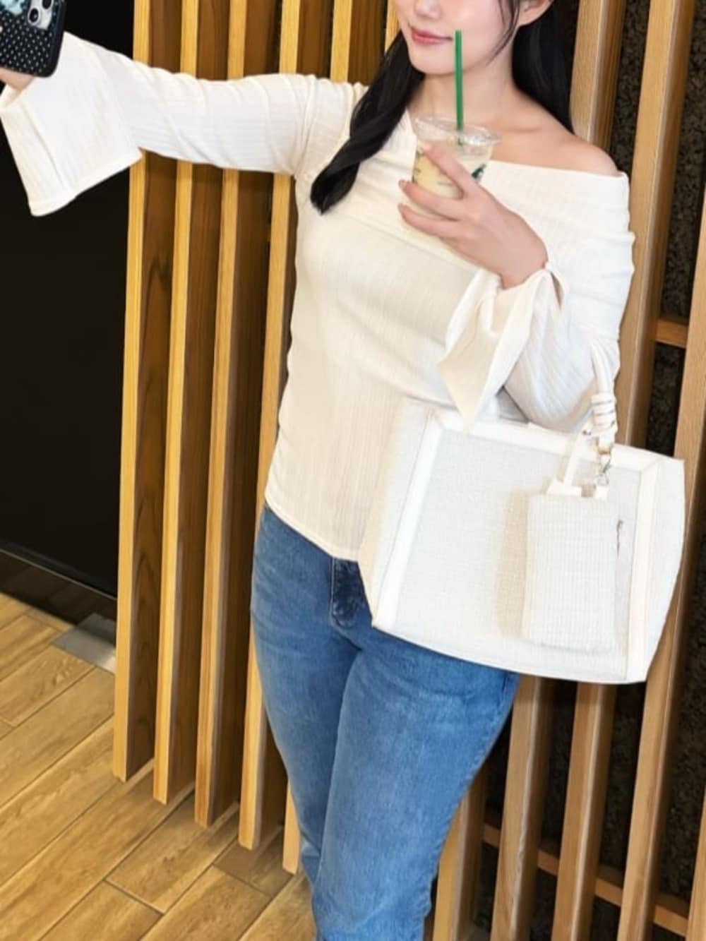 ホワイト系のニット/セーターを着用したレディースの春コーディネートの2枚目の写真