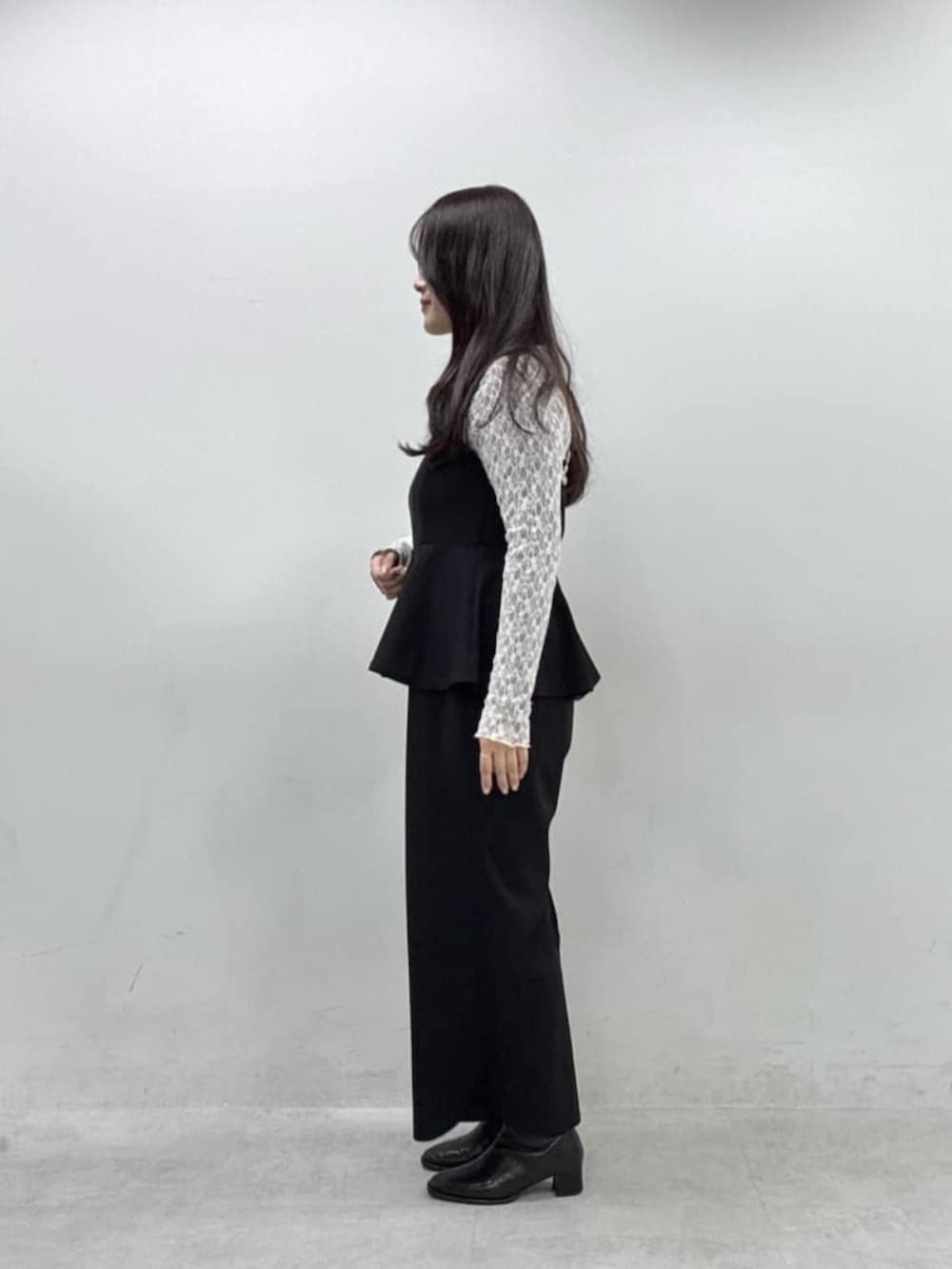 グレー系のTシャツ/カットソー、ブラック系のつなぎ/オールインワン、ホワイト系のカーディガン/ボレロを着用したレディースの冬コーディネートの3枚目の写真