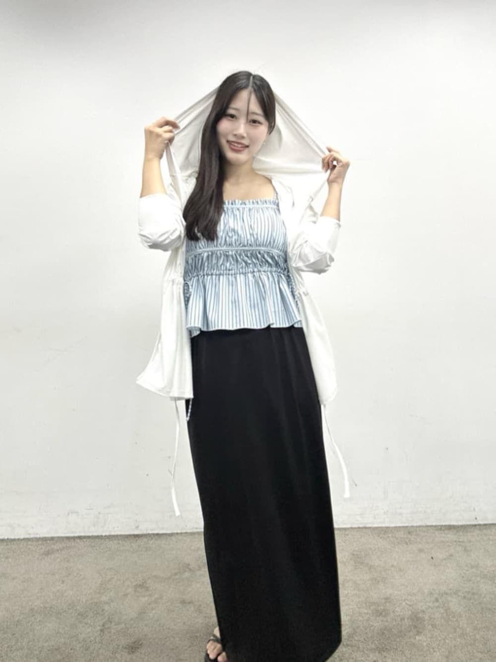 ブラック系の水着、ブルー系の水着、ホワイト系のラッシュガードを着用したレディースの春コーディネートの3枚目の写真