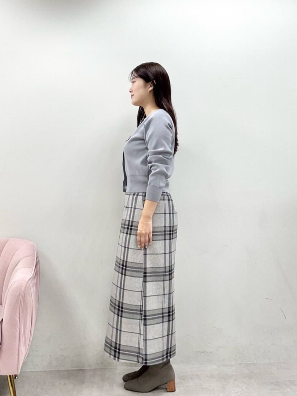 その他のスカート、ブルー系のカーディガン/ボレロを着用したレディースの秋コーディネートの2枚目の写真