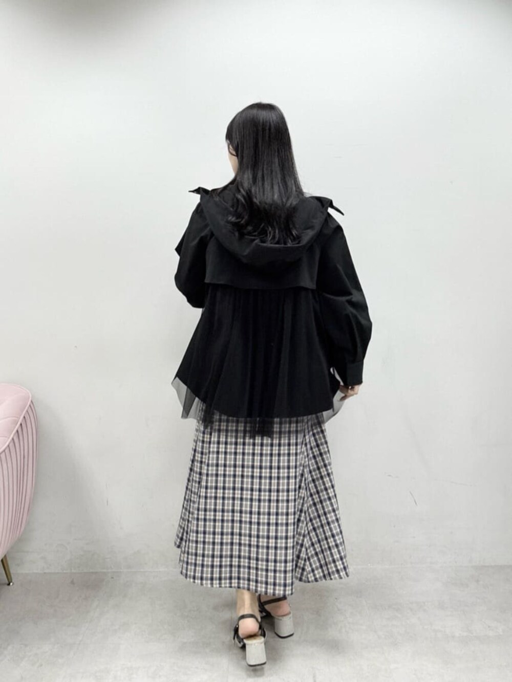 グレー系のサンダル、ブルー系のワンピース、ブラック系のマウンテンパーカーを着用したレディースの冬コーディネートの3枚目の写真