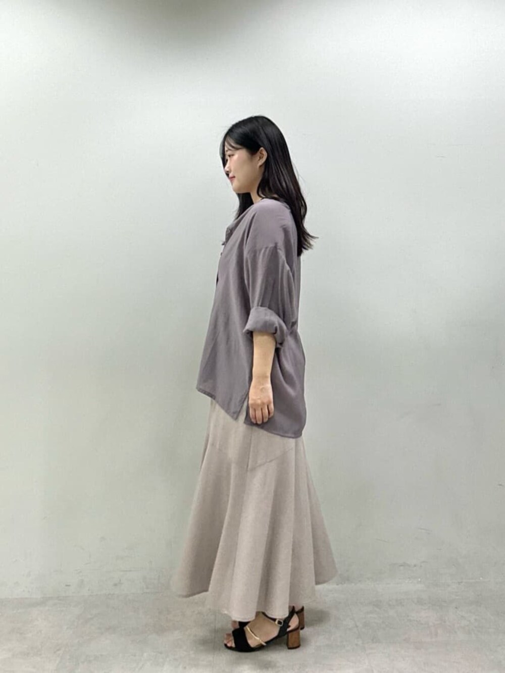 ベージュ系のワンピース、グレー系のシャツ/ブラウスを着用したレディースの夏コーディネートの2枚目の写真