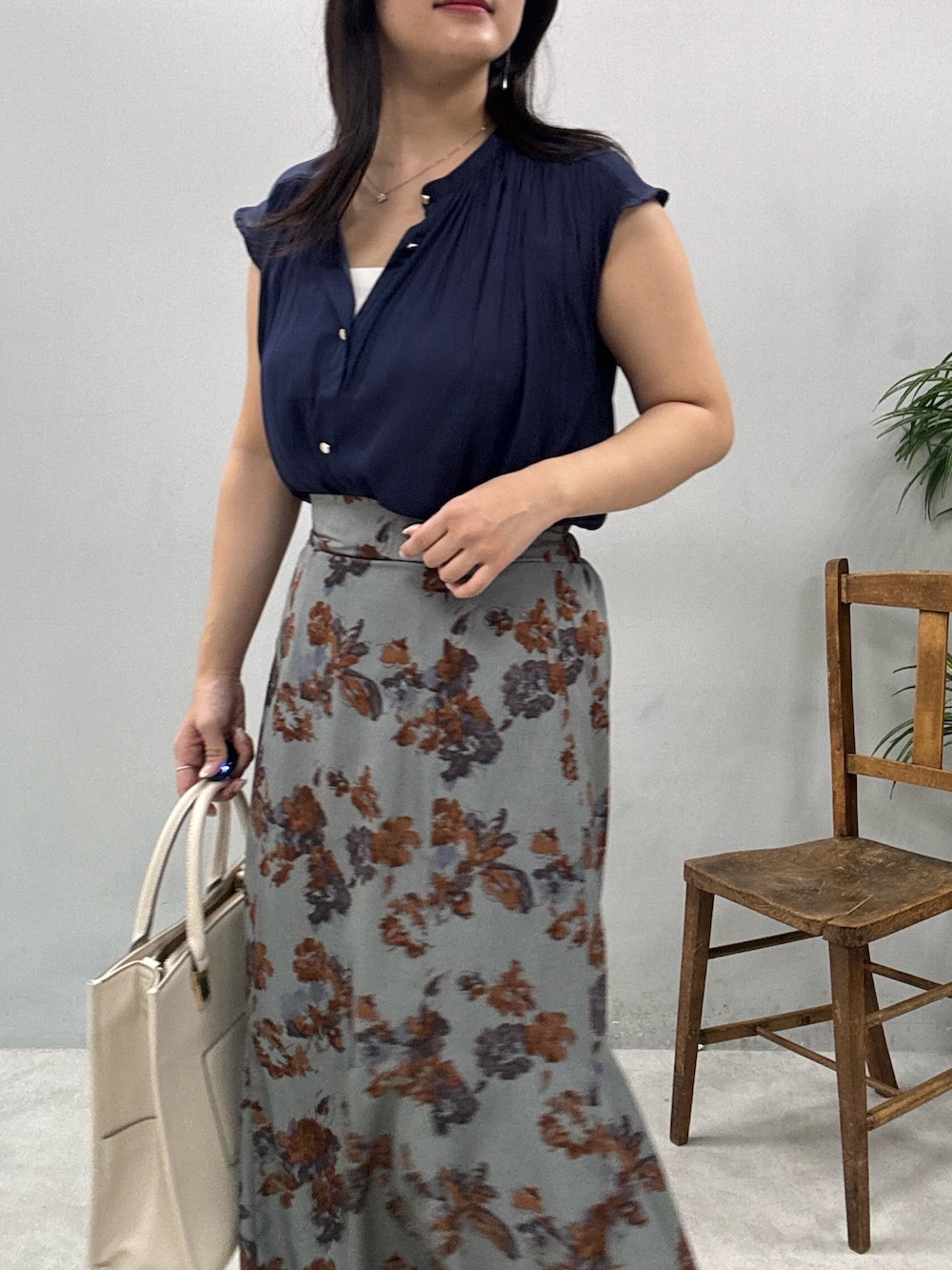 ホワイト系のショルダーバッグ、ブルー系のシャツ/ブラウス、グレー系のスカートを着用したレディースの春コーディネートの3枚目の写真