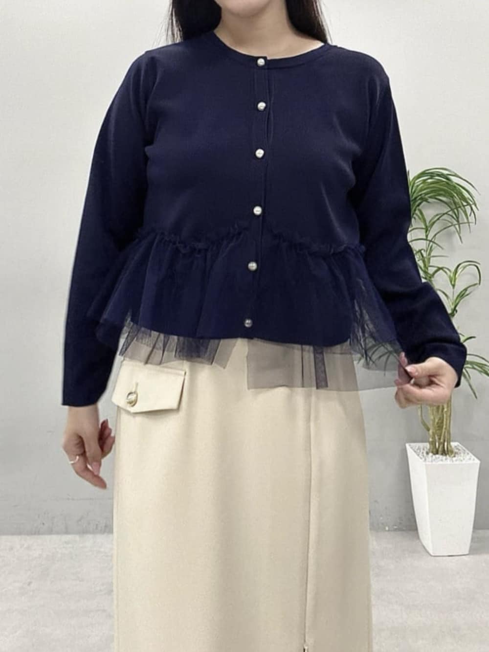 ホワイト系のスカート、ブルー系のカーディガン/ボレロを着用したレディースの春コーディネートの2枚目の写真