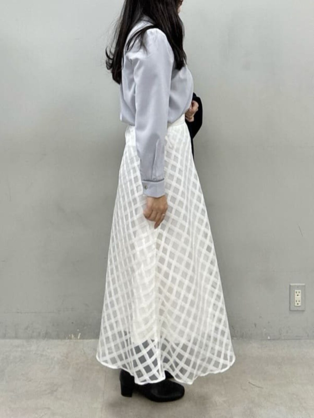 ホワイト系のスカート、ブルー系のシャツ/ブラウス、ブルー系のテーラードジャケットを着用したレディースの冬コーディネートの5枚目の写真