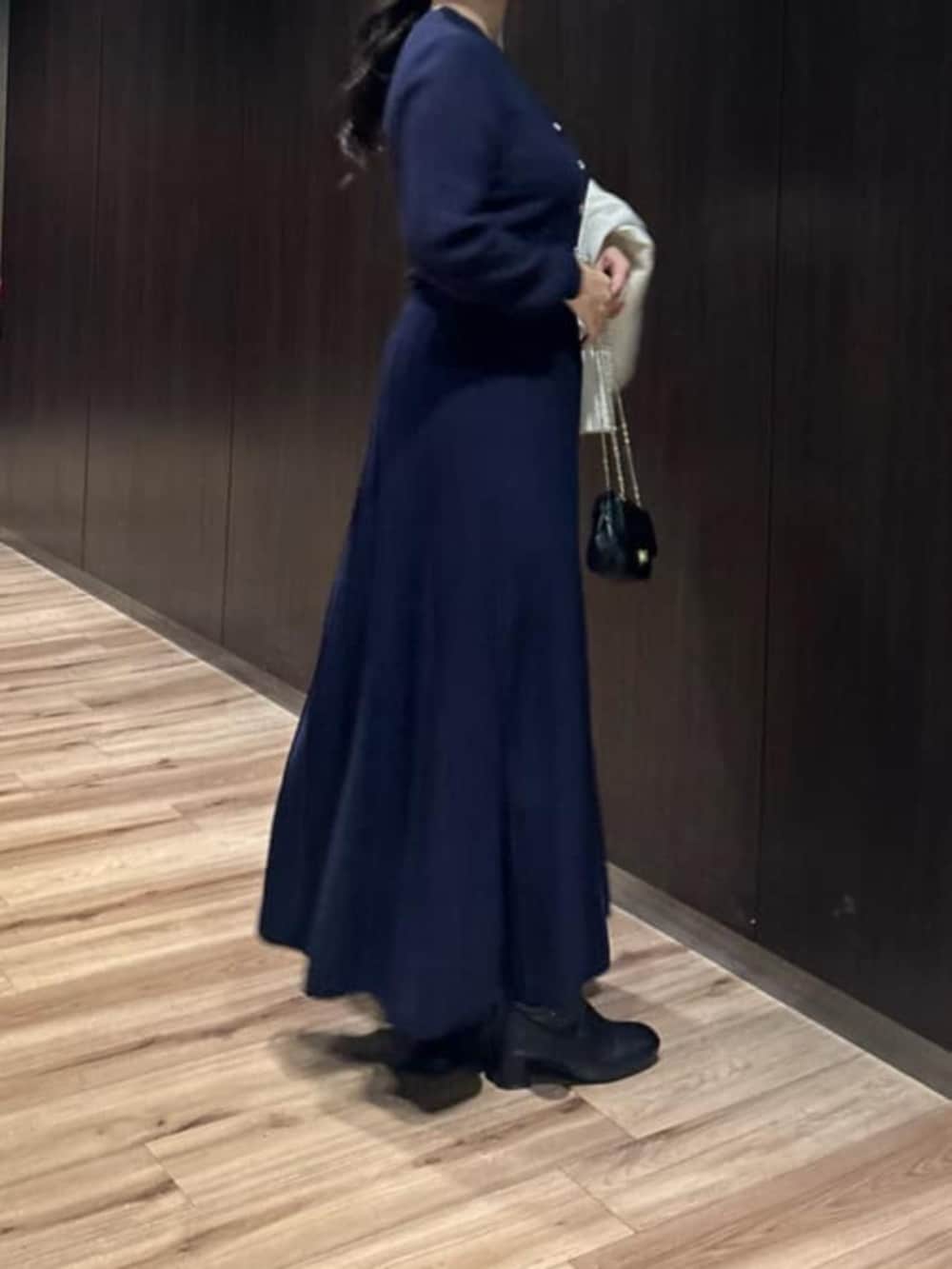 ブルー系のワンピースを着用したレディースの冬コーディネートの7枚目の写真