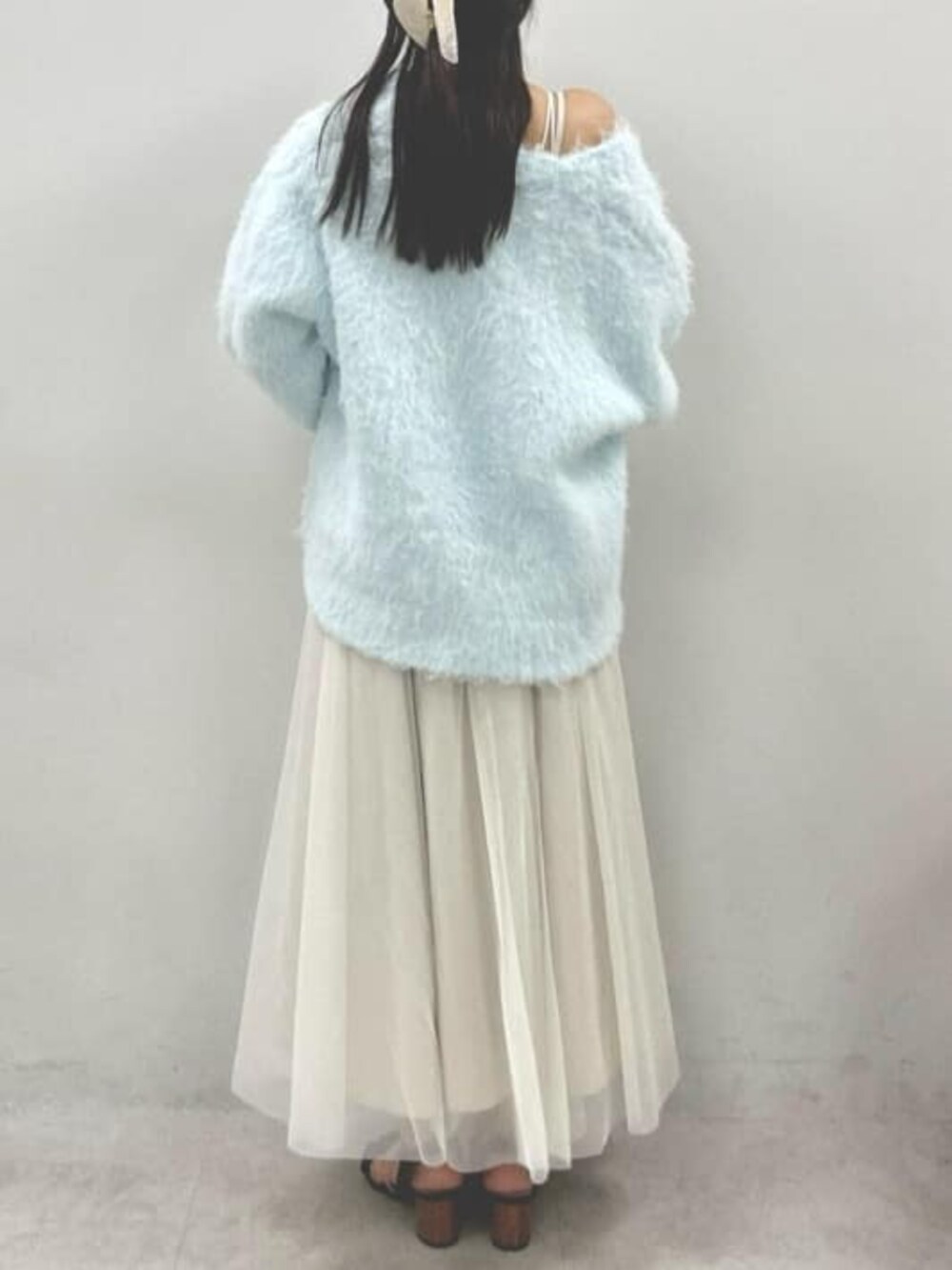 ホワイト系のワンピース、ブルー系のカーディガン/ボレロを着用したレディースの秋コーディネートの3枚目の写真