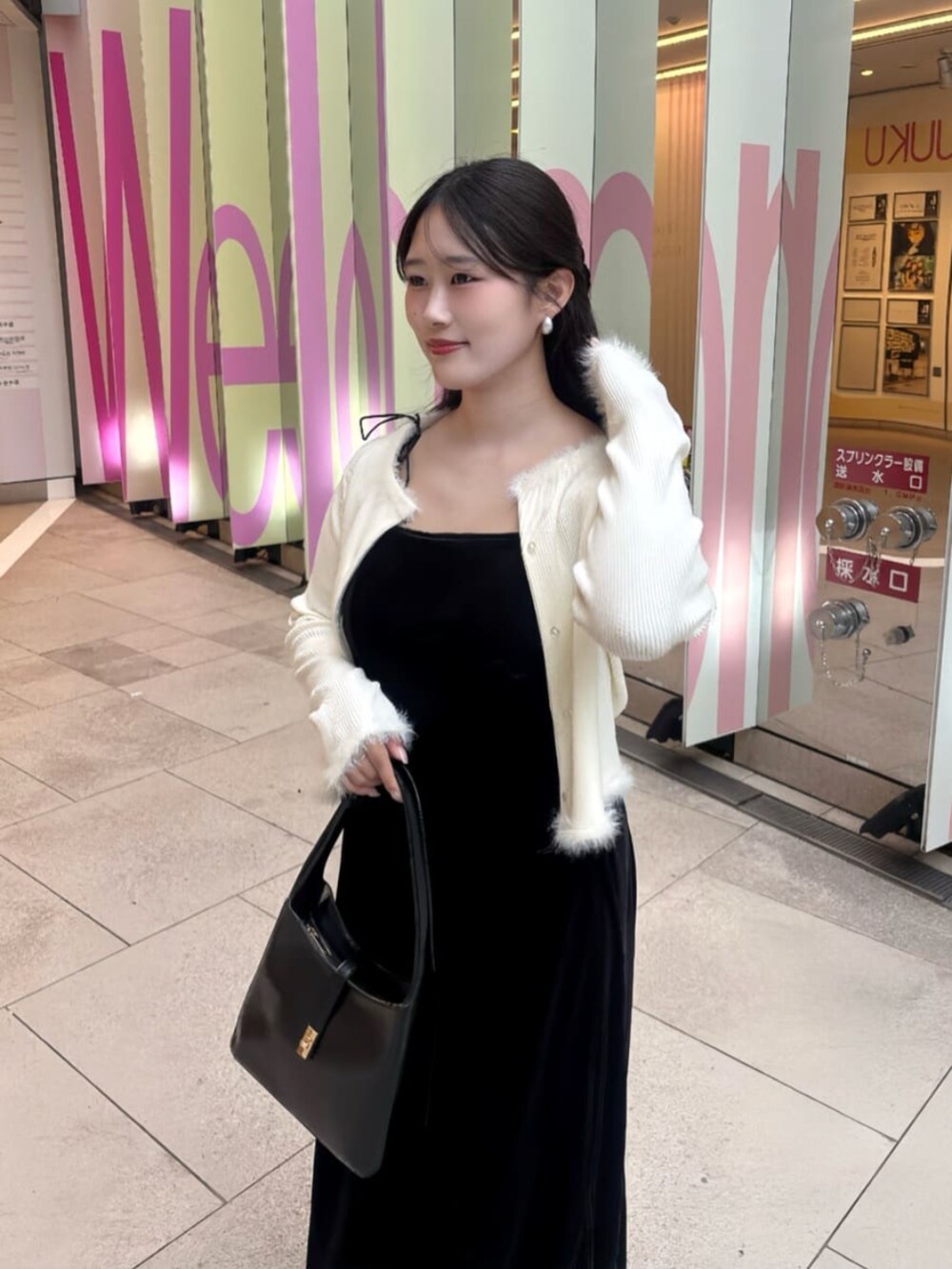 ブラック系のショルダーバッグ、ブラック系のワンピースを着用したレディースの秋コーディネートの2枚目の写真