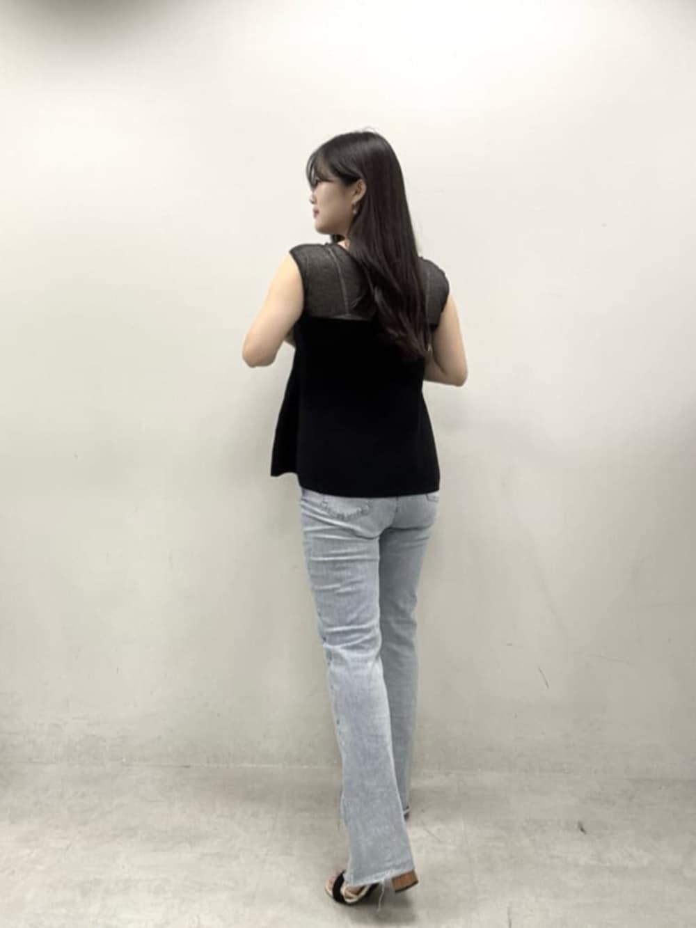 ブルー系のデニムパンツ、ブラック系のキャミソールを着用したレディースの春コーディネートの4枚目の写真