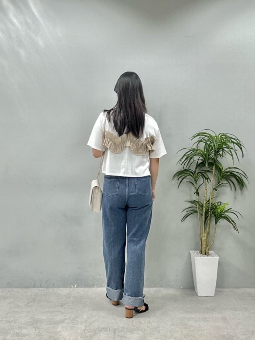 「半袖シャツ、韓国ファッション、お出かけコーデ、休日スタイル、シンプルスタイル、リラックススタイル、夏、オトナカジュアル」｜「natural coutureの【WEB限定】ボリュームフリル半袖Tシャツ（Tシャツ/カットソー、ホワイト系）」を使った、airiさん（レディース・161cm）の夏コーディネートの3枚目の写真