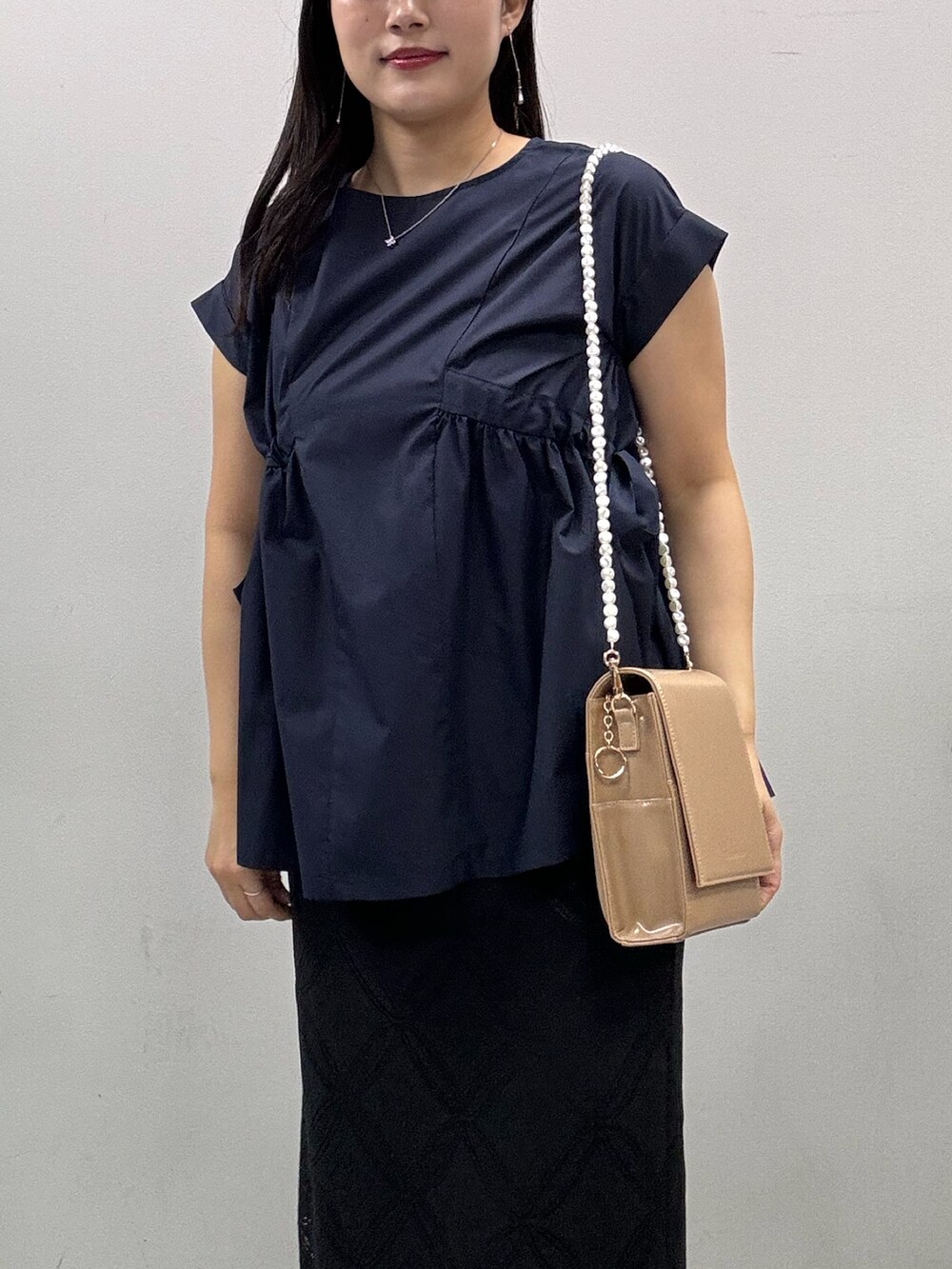 ホワイト系のショルダーバッグ、ブルー系のシャツ/ブラウス、ブラック系のスカートを着用したレディースの春コーディネートの4枚目の写真