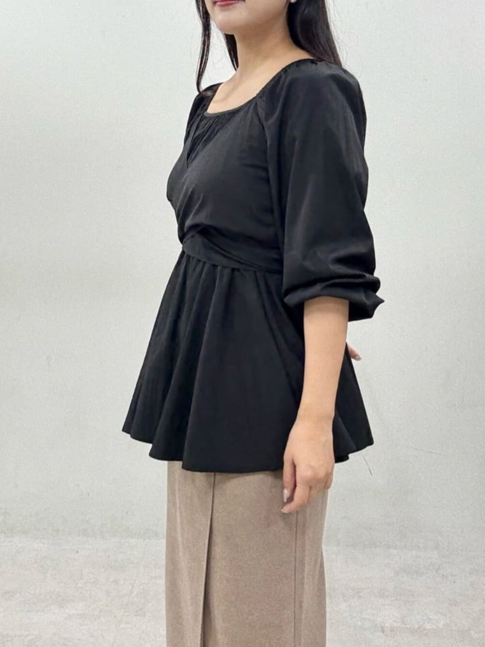 ブラウン系のスカート、ブラック系のシャツ/ブラウスを着用したレディースの秋コーディネートの3枚目の写真