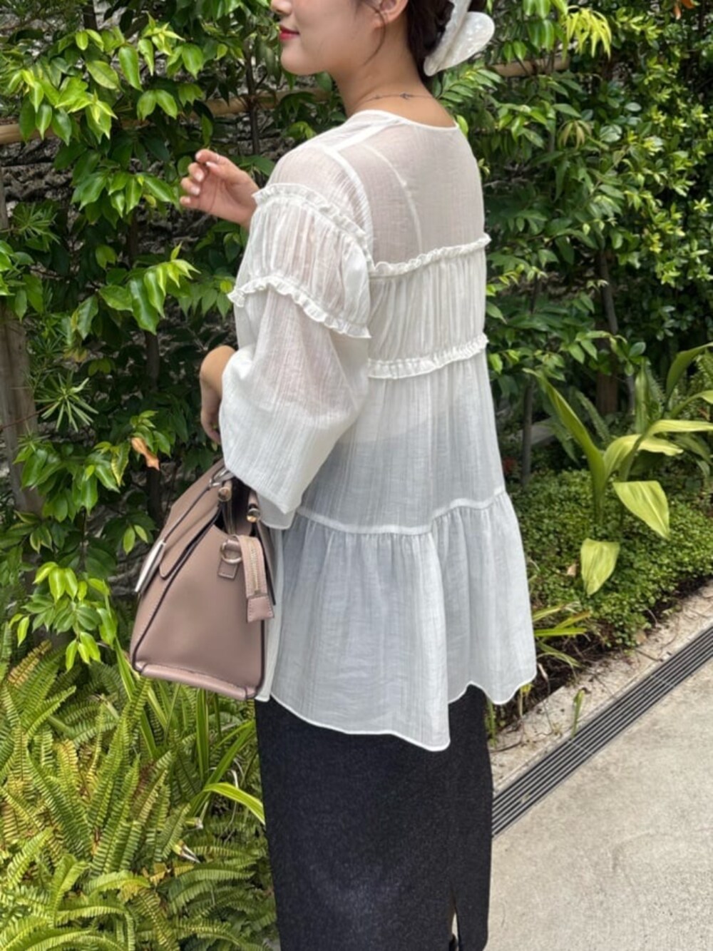 ブラック系のスカート、ホワイト系のシャツ/ブラウスを着用したレディースの夏コーディネートの7枚目の写真