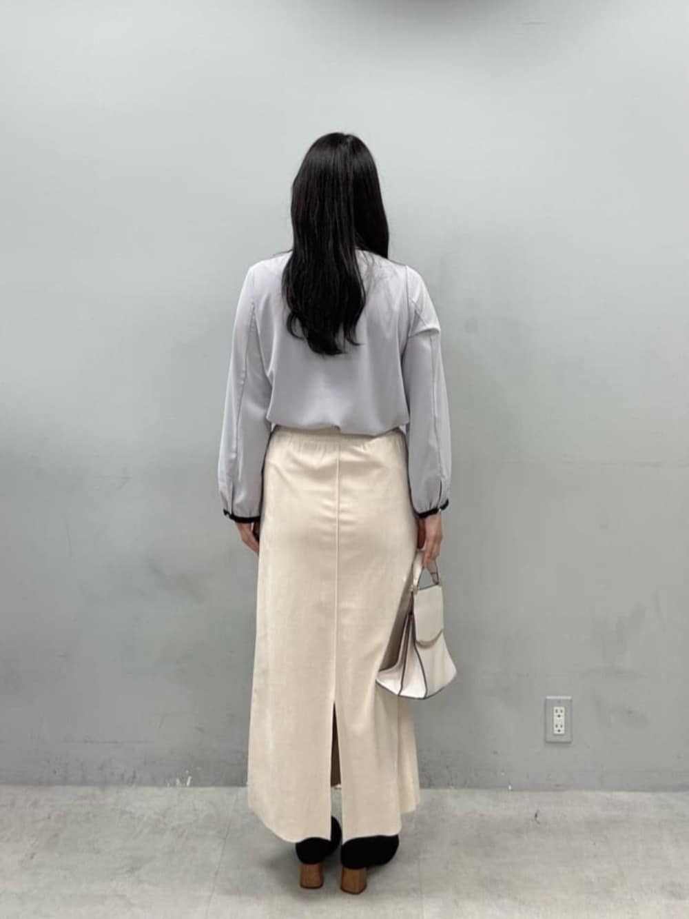 ホワイト系のショルダーバッグ、ベージュ系のスカート、ベージュ系のシャツ/ブラウスを着用したレディースの秋コーディネートの3枚目の写真