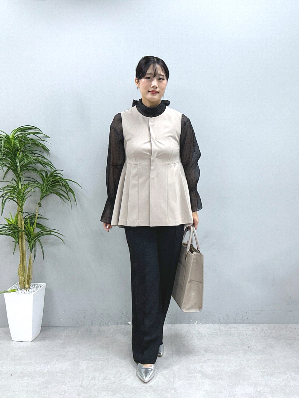 ベージュ系のその他アウター、その他のシャツ/ブラウス、ブラック系のその他パンツを着用したレディースの春コーディネートの2枚目の写真