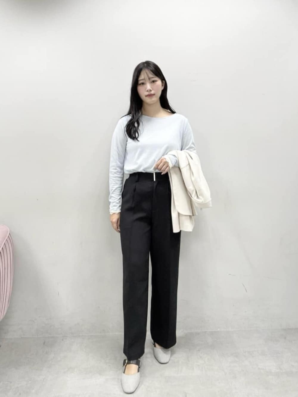 ホワイト系のテーラードジャケット、ホワイト系のハンドバッグ、グレー系のサンダルを着用したレディースの冬コーディネートの2枚目の写真