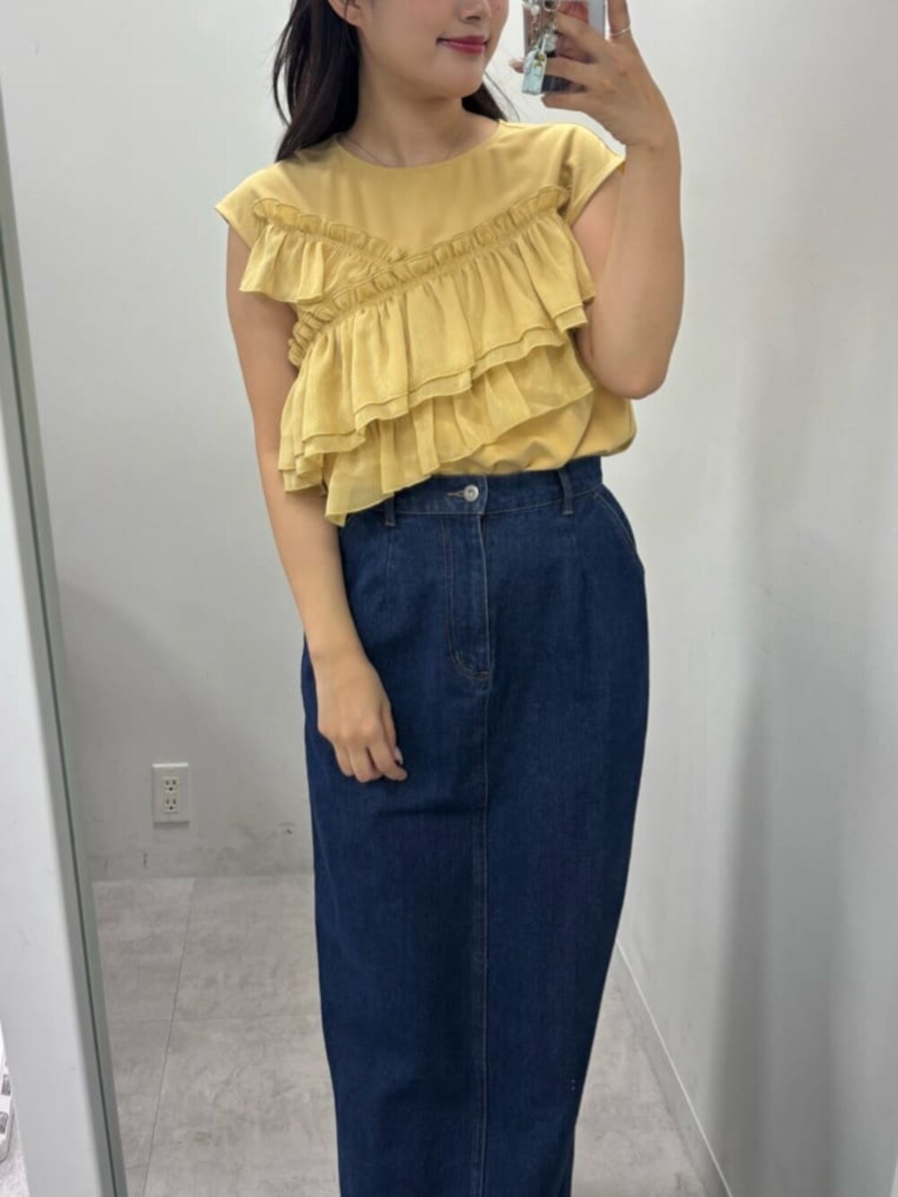 イエロー系のシャツ/ブラウス、ブルー系のスカートを着用したレディースの夏コーディネートの6枚目の写真