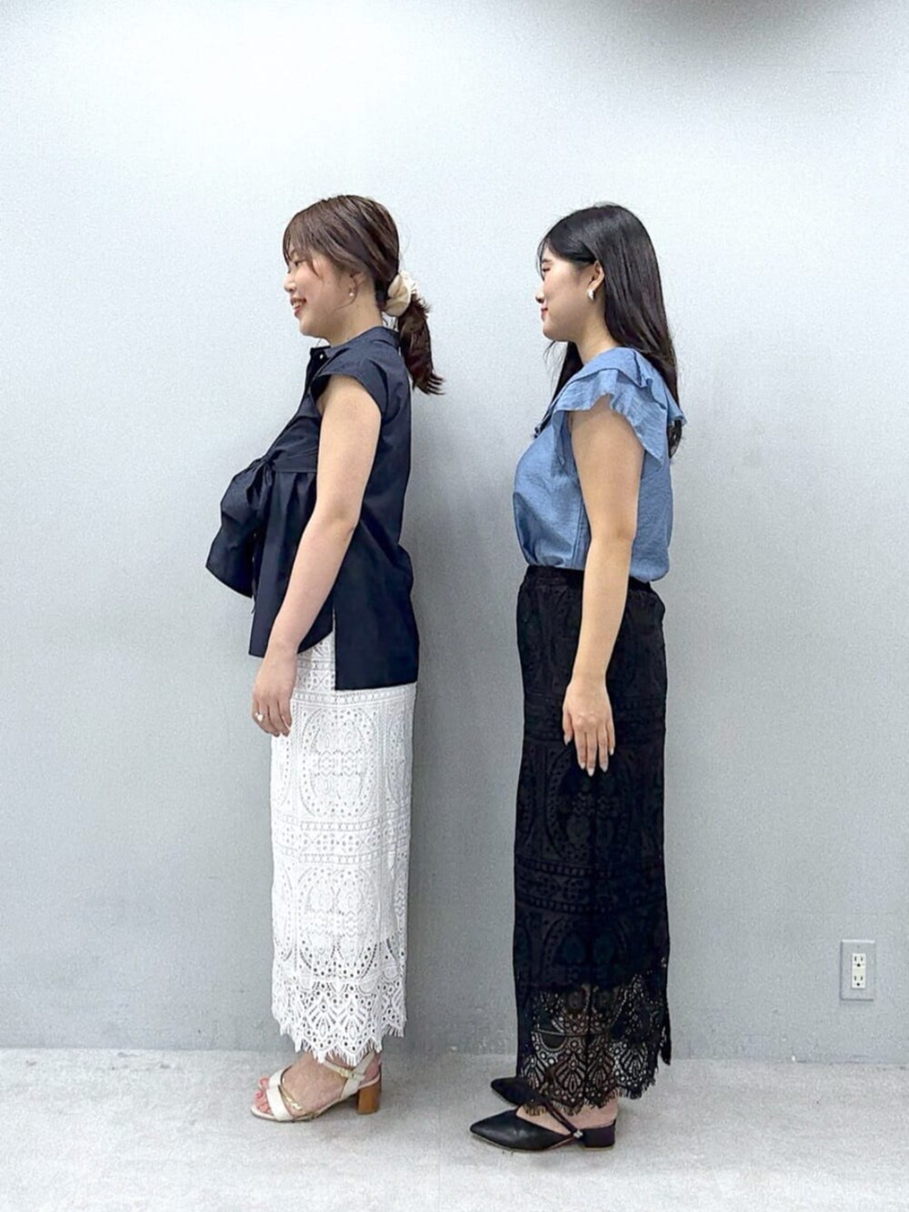 ブラック系のスカート、ブルー系のシャツ/ブラウス、ホワイト系のスカートを着用したレディースの春コーディネートの2枚目の写真