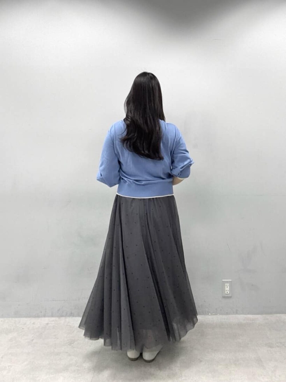 ブルー系のカーディガン/ボレロを着用したレディースの春コーディネートの3枚目の写真