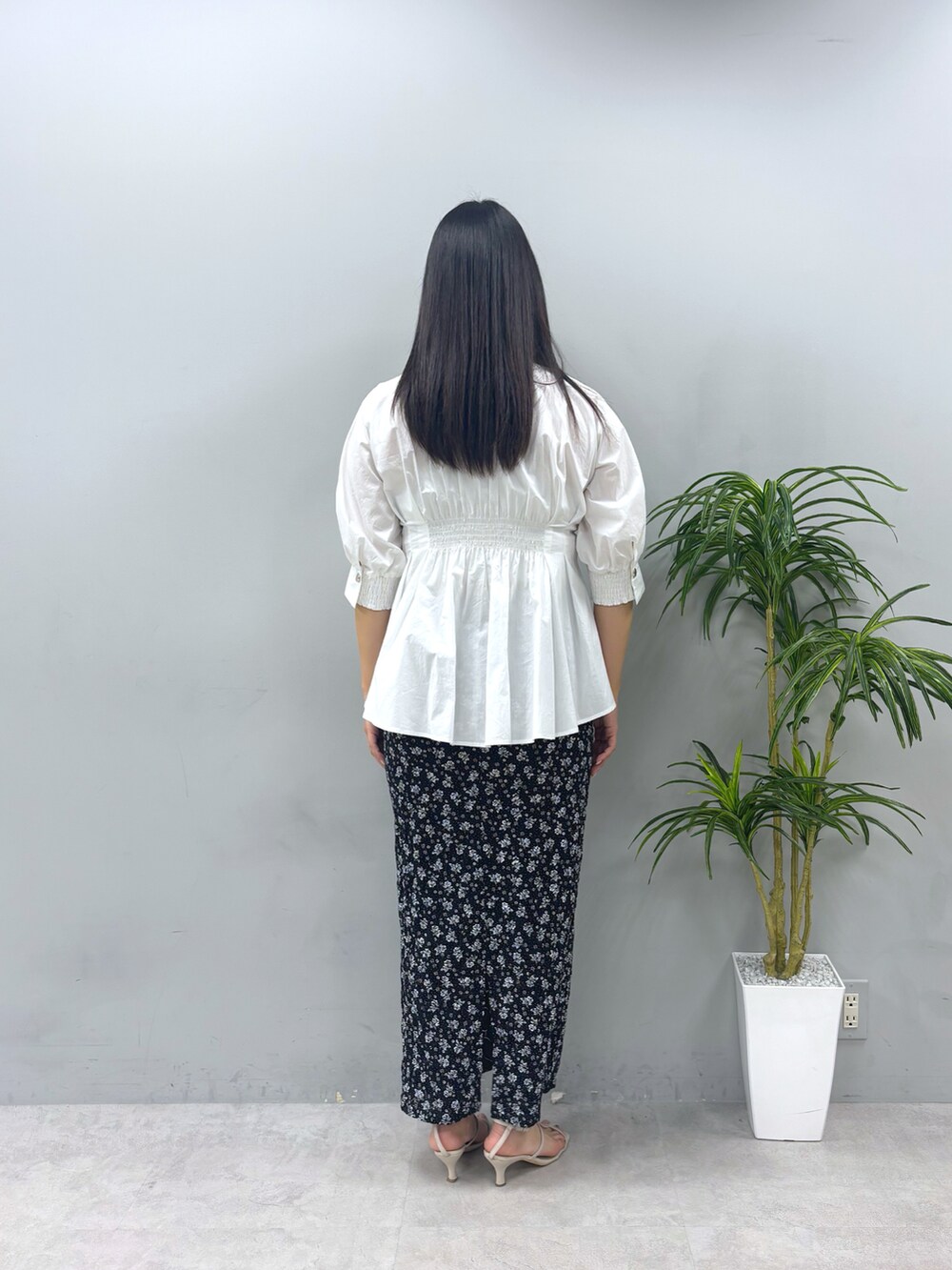 ホワイト系のシャツ/ブラウス、その他のスカートを着用したレディースの春コーディネートの3枚目の写真