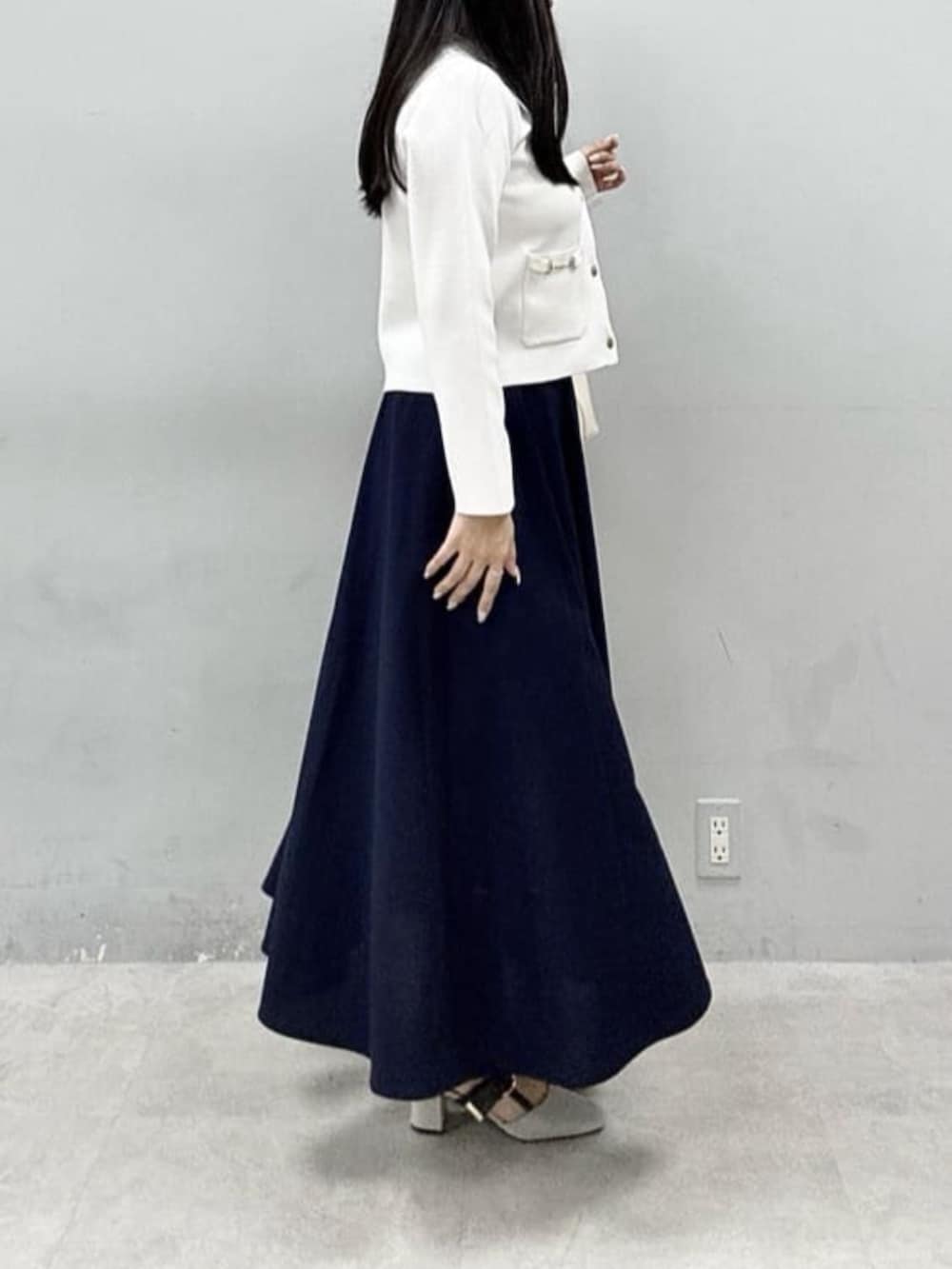 ホワイト系のショルダーバッグ、ホワイト系のノーカラージャケットを着用したレディースの春コーディネートの2枚目の写真