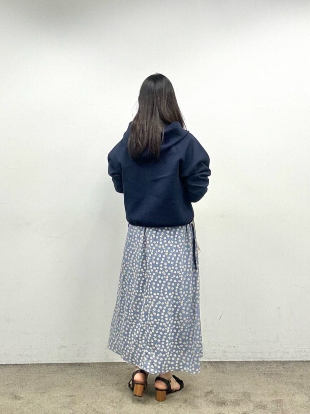 ブルー系のワンピース、ブルー系のブルゾンを着用したレディースの夏コーディネートの4枚目の写真