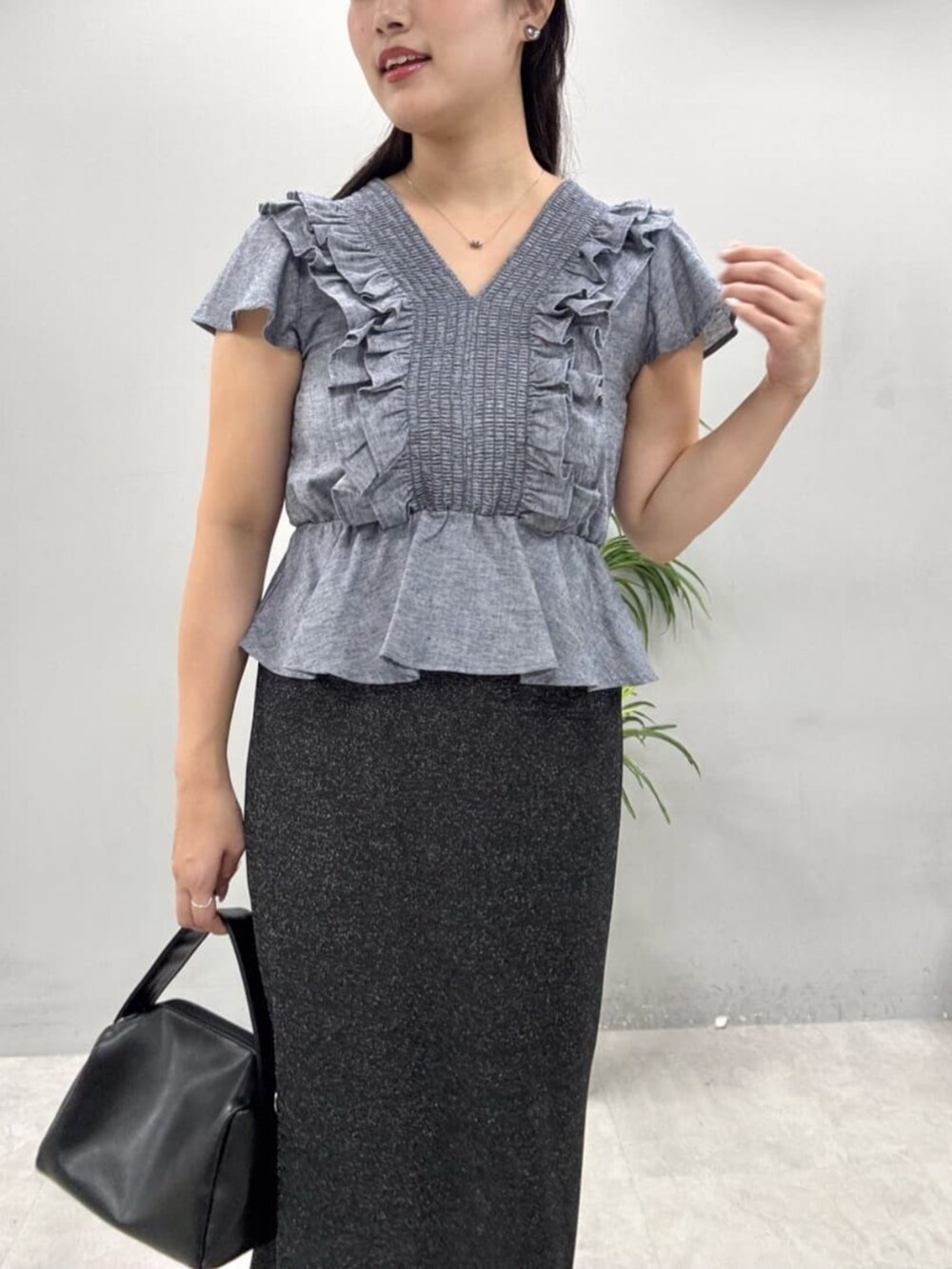 ブルー系のシャツ/ブラウス、ブラック系のスカートを着用したレディースの夏コーディネートの4枚目の写真