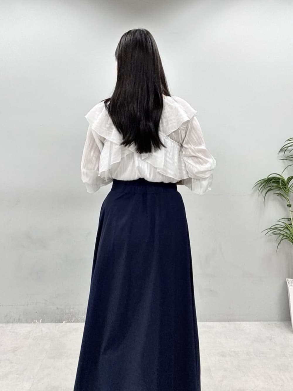 ホワイト系のショルダーバッグ、ホワイト系のシャツ/ブラウスを着用したレディースの春コーディネートの6枚目の写真