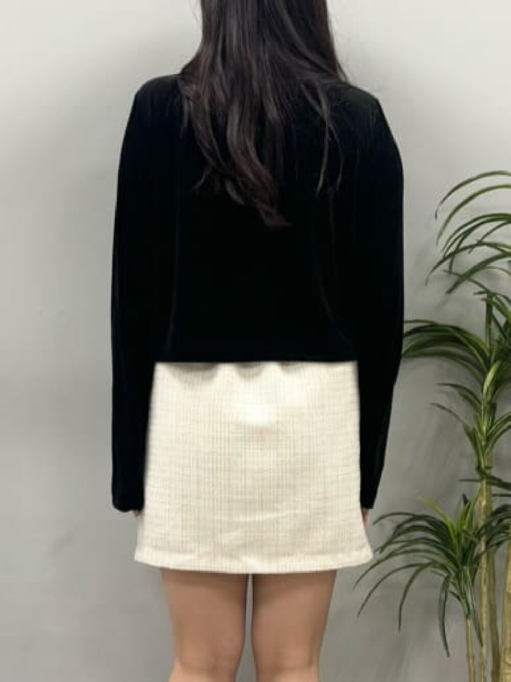 ホワイト系のスカート、ブラック系のカーディガン/ボレロを着用したレディースの冬コーディネートの3枚目の写真