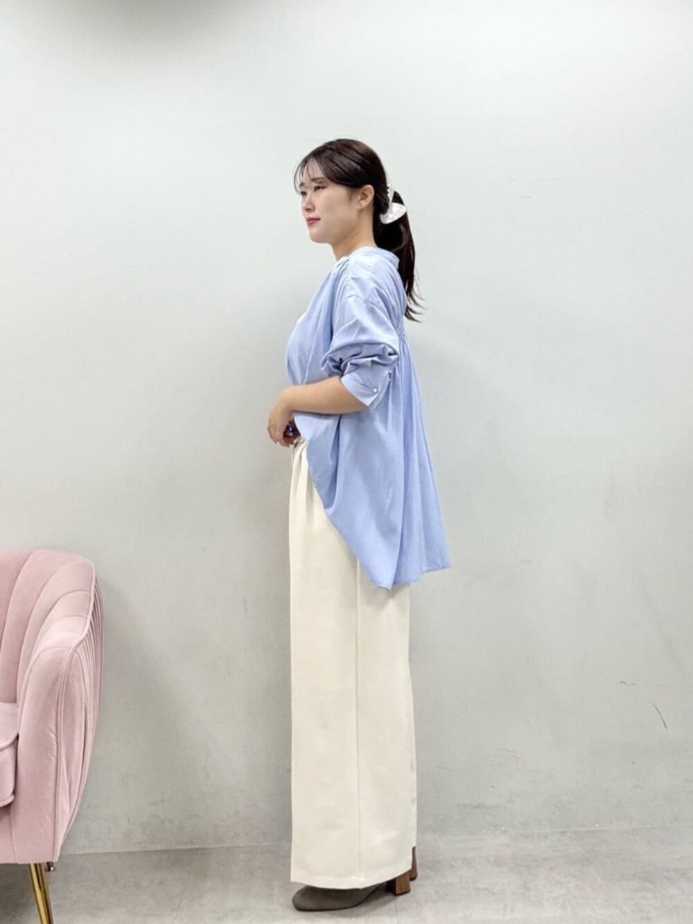 ホワイト系のその他パンツ、ブルー系のシャツ/ブラウスを着用したレディースの秋コーディネートの2枚目の写真